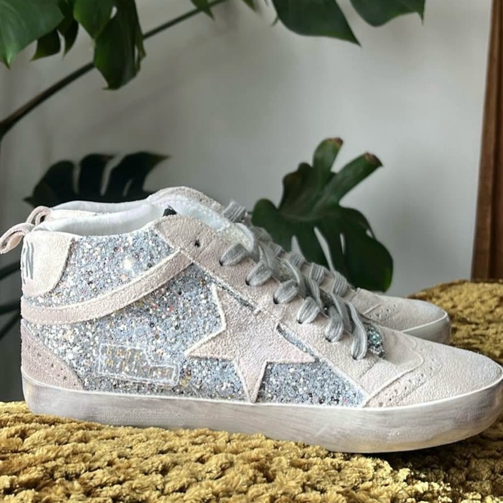 DO NOT BUY! It has been sold! Poshmark doesnt allow me to delete